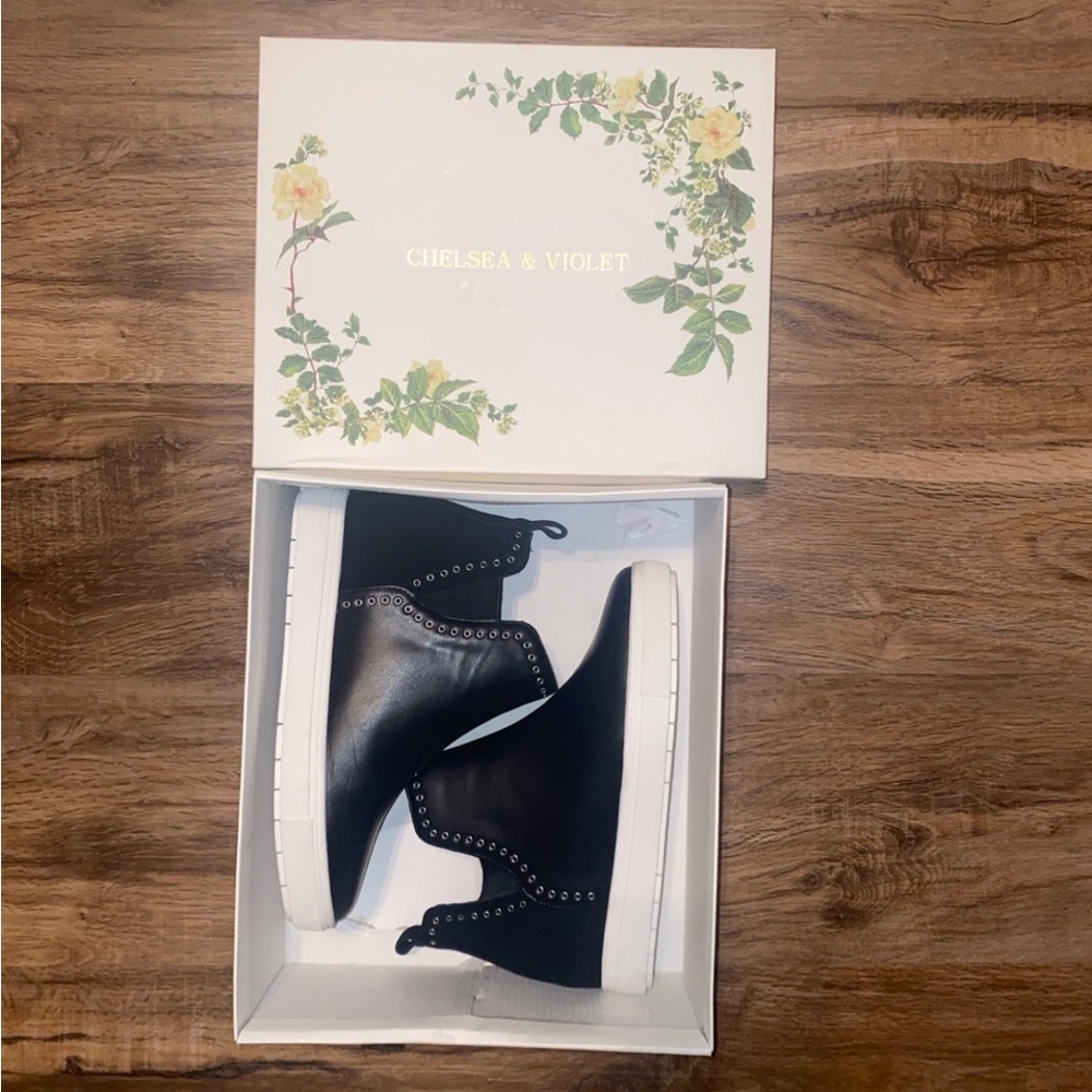 Chelsea & Violet Black Booties